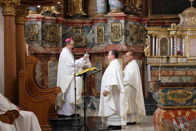 Preporučeni obred unošenja svetih ulja u župnim zajednicama